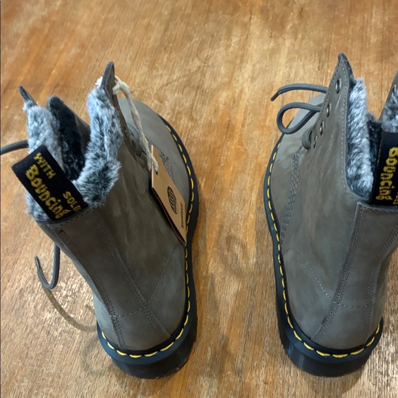 Dr. Martens Classic 1460 Gray Fur-Lined Combat Boots NWT Women’s 9 - Picture 3 of 4